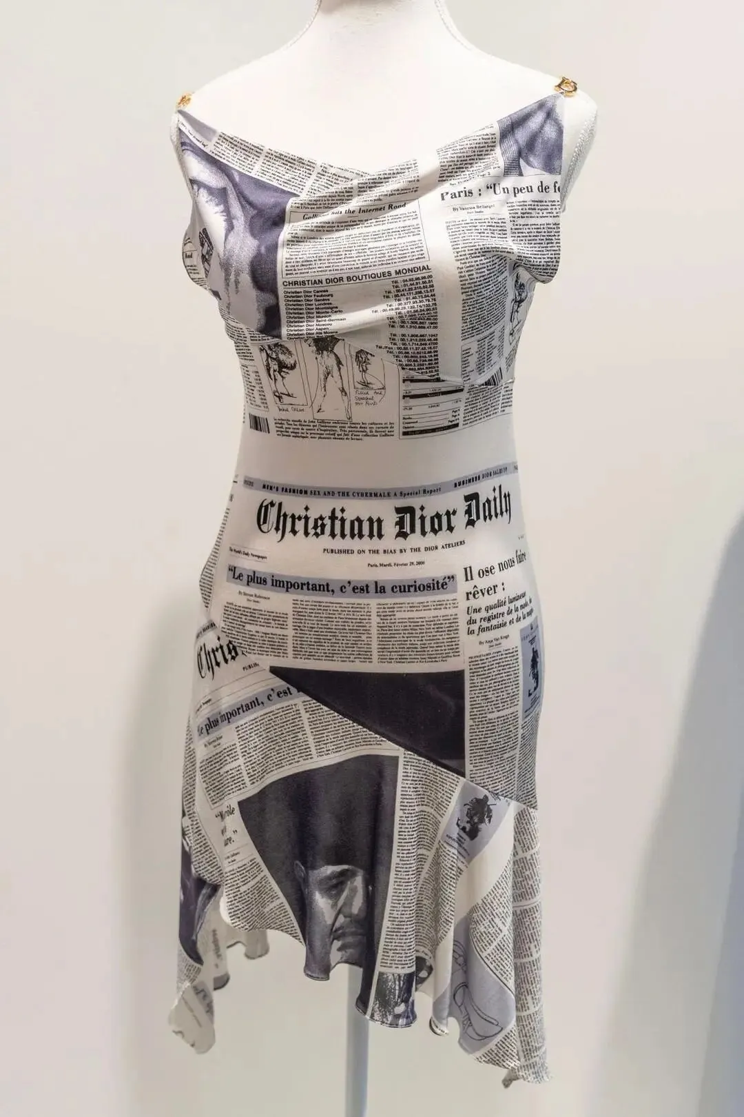 NottingW Fashionary fashion term — newspaper print